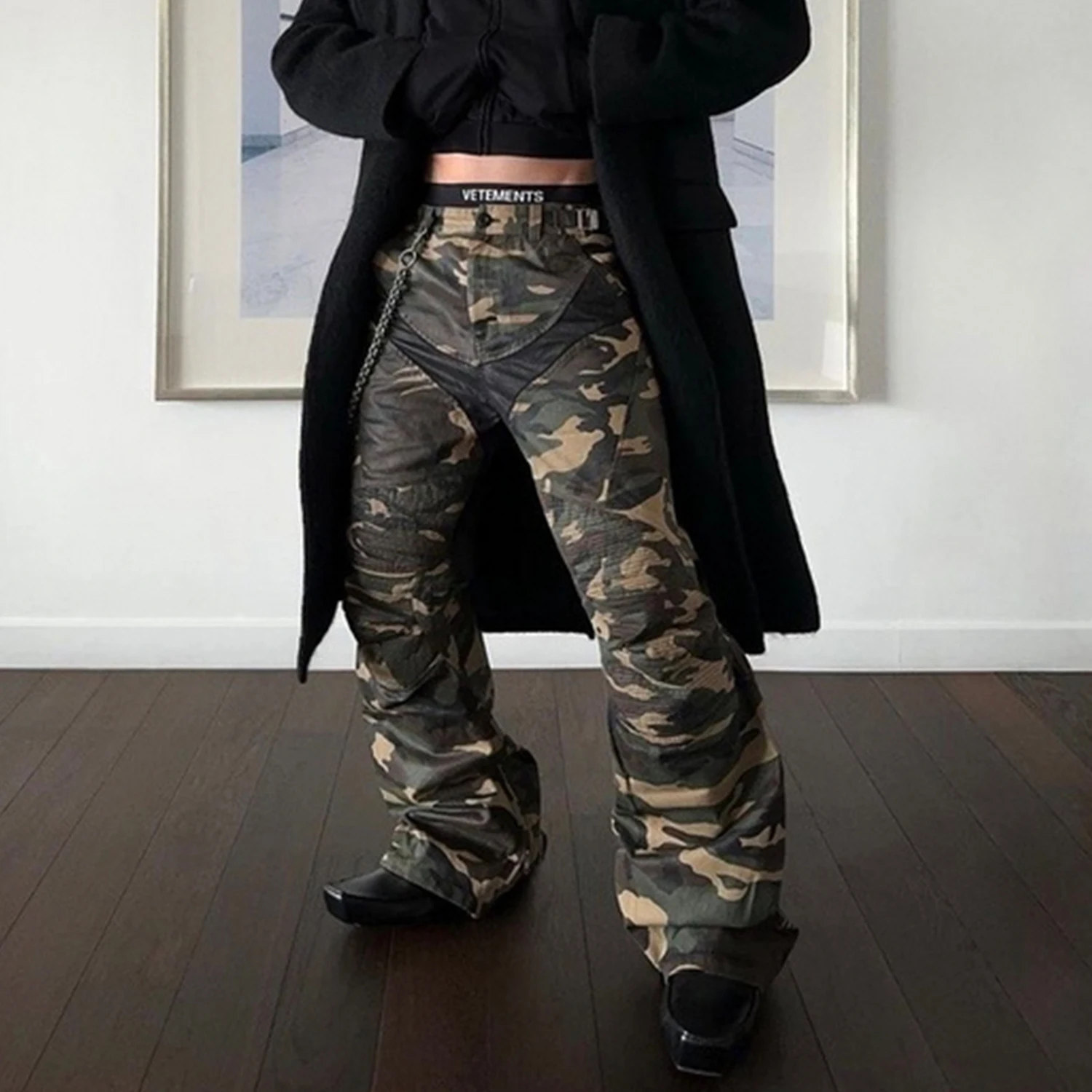 Pantaloni da uomo con gamba ampia, zip e design a cuciture uniformi. Comfort e stile casual per un look moderno e rilassato, ideali per ogni giorno. — foto 2