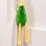 Pelúcia Fofa de Pepino com Pernas Longas e Clipe para Pernas. Perfeita para abraçar, decorar e proporcionar suporte e conforto às pernas. — foto 1