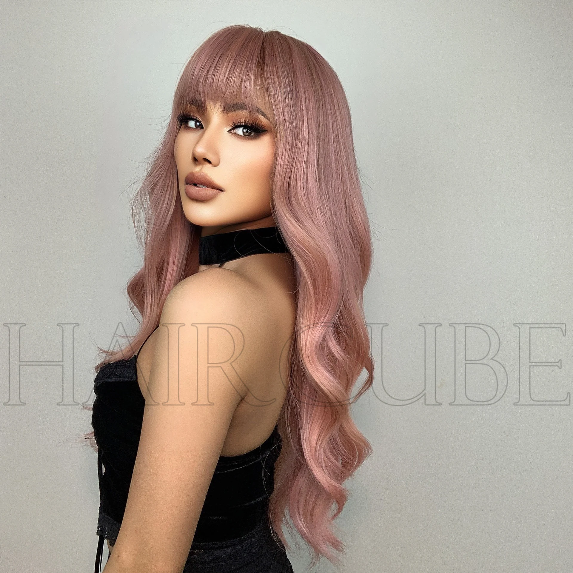 Peruca Qi Bangs Cabelos Longos Cacheados Ondulados Grandes Transforme seu visual com cachos volumosos e um estilo elegante e sem esforço. — foto 6