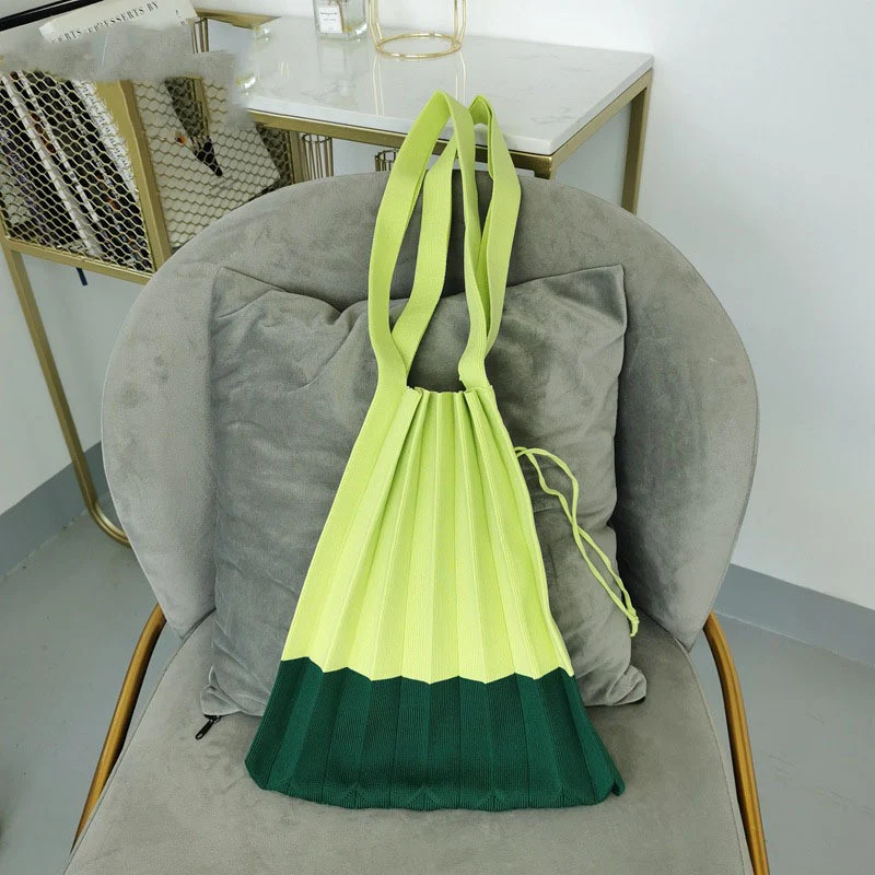 Bolsa tote de malha feminina com cores contrastantes, fashion e espaçosa para levar seus itens essenciais com estilo. — foto 9