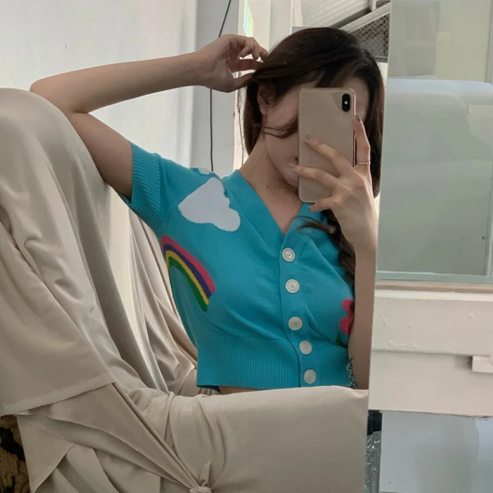 Blusa floral de tricô manga curta, perfeita para o verão. Conforto e estilo em uma só peça. Ideal para looks casuais e frescos. Design moderno e feminino. — foto 2