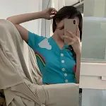 Blusa floral de tricô manga curta, perfeita para o verão. Conforto e estilo em uma só peça. Ideal para looks casuais e frescos. Design moderno e feminino. — foto 2