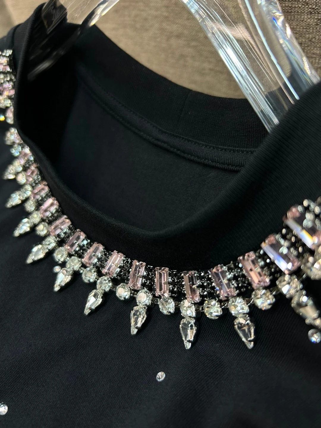 Eenvoudige ronde hals T-shirt met volledig diamant design van strass steentjes, korte mouwen, voor een schitterende look. — foto 9