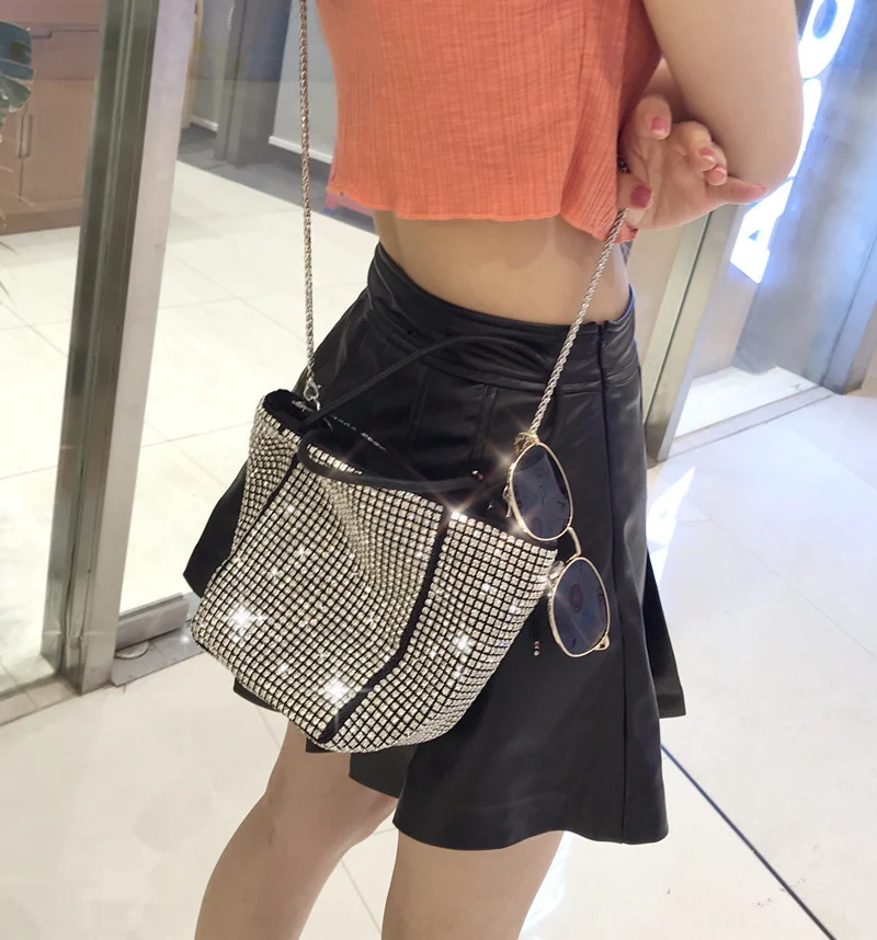 Bolsa feminina de ombro com design moderno, estilo dumpling com strass brilhantes, ideal para um visual glamouroso e elegante. — foto 2