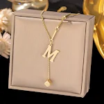 Colar feminino de aço titânio com pingente quadrado, borla e 26 letras. Joia de personalidade elegante. — foto 9
