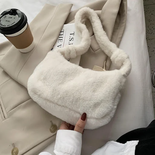 Title 6, Lleva tu pequeño bolso con estilo en esta suave...