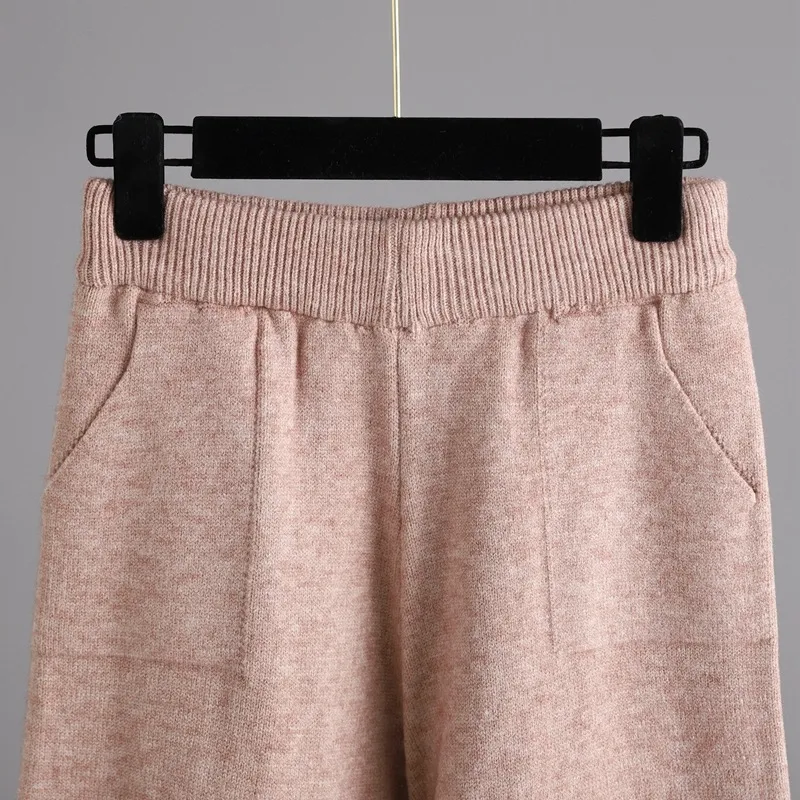 Conjunto feminino elegante e moderno, com suéter drapeado de malha e calças de perna larga, perfeito para um visual fashion. — foto 9