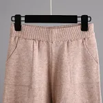 Conjunto feminino elegante e moderno, com suéter drapeado de malha e calças de perna larga, perfeito para um visual fashion. — foto 9