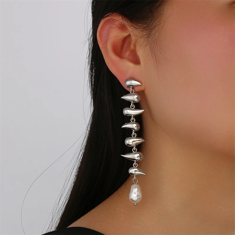 Druppelvormige Sieraden Set, Oorbellen, Armband en Ketting, Glanzend Metaal en Parelversiering, Stijlvol — foto 1