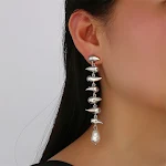 Druppelvormige Sieraden Set, Oorbellen, Armband en Ketting, Glanzend Metaal en Parelversiering, Stijlvol — foto 1