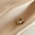 Anel de metal irregular de design de nicho feminino, estilo francês retrô, zircônia colorida, perfeito para um visual sofisticado e elegante. — foto 1