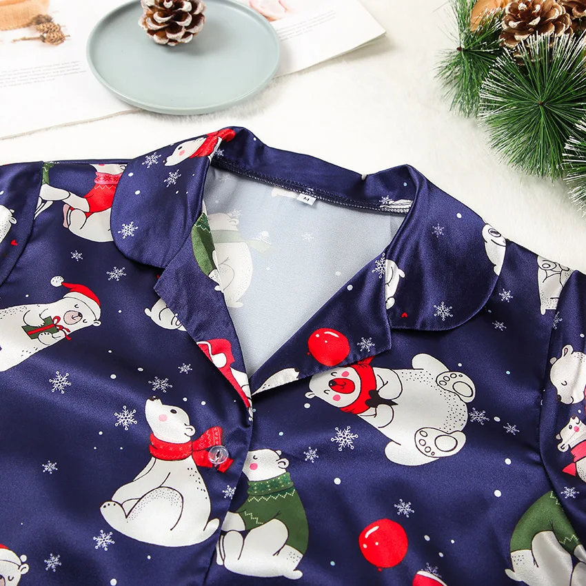 Conjunto de pijama de cetim de manga curta para mulheres com estampa de Natal. Durma com conforto e estilo neste conjunto suave e elegante para as festas. — foto 4