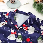 Conjunto de pijama de cetim de manga curta para mulheres com estampa de Natal. Durma com conforto e estilo neste conjunto suave e elegante para as festas. — foto 4