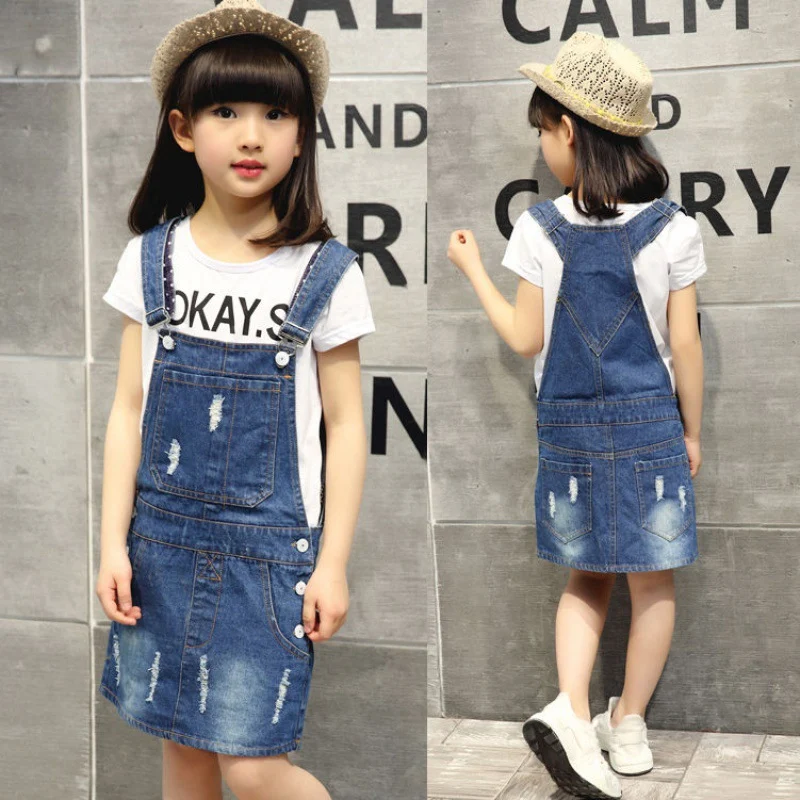 Denim Latzkleid für Mädchen mittleren Alters. Vielseitig und bequem für Freizeit- und Semi-Formelle Looks. Jetzt kaufen und auffallen! — foto 3