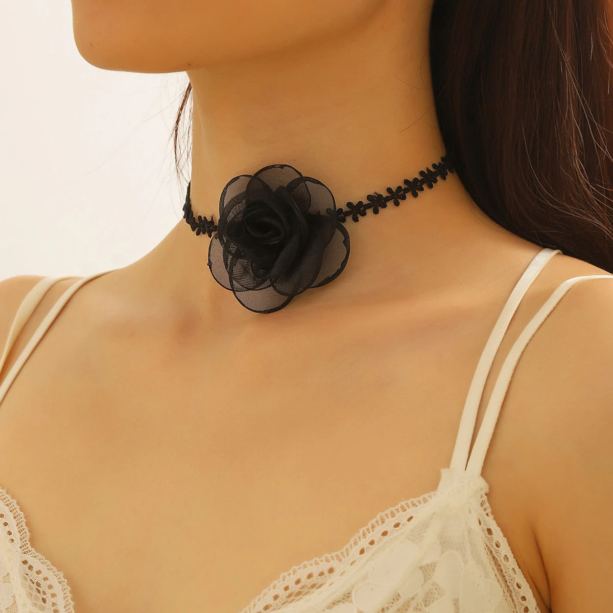 Colar feminino de renda preto vintage para um toque clássico e elegante. Ideal para complementar seu look com charme e sofisticação. Perfeito para diversas ocasiões. — foto 3