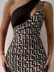 Vestido de mujer con costuras irregulares, hombro inclinado y abertura. Elegancia y estilo en una prenda única para ocasiones especiales. — foto 5