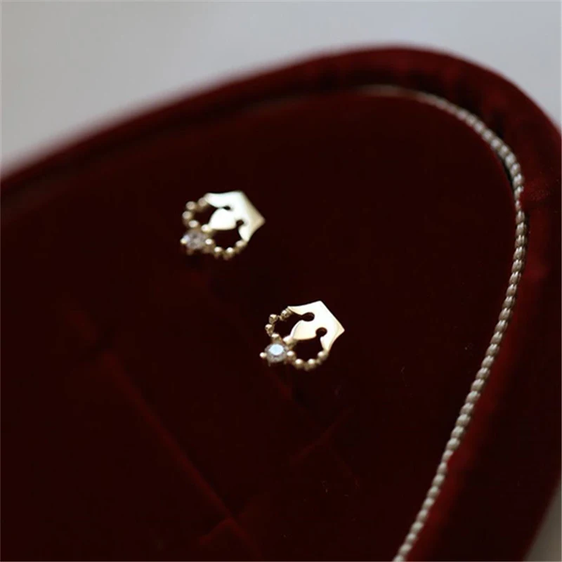 Brincos de Studs em prata 925 com banho de ouro 14K, coroas delicadas. Elegância e brilho para usar no dia a dia, perfeitos para mulheres. — foto 6