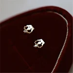 Brincos de Studs em prata 925 com banho de ouro 14K, coroas delicadas. Elegância e brilho para usar no dia a dia, perfeitos para mulheres. — foto 6