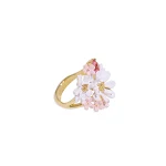 Anel de ouro com zircônia, detalhe de flor de renda e verbena, ideal para adicionar um toque de elegância e charme a qualquer visual. — foto 4