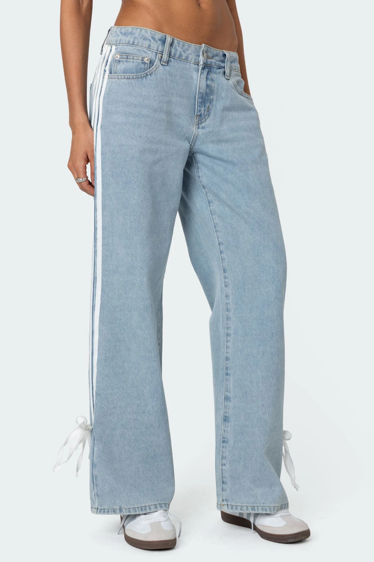 Jeans femininas modernas de pernas largas e soltas. Conforto e estilo para todas as ocasiões. Encontre o ajuste perfeito e arrase. — foto 5
