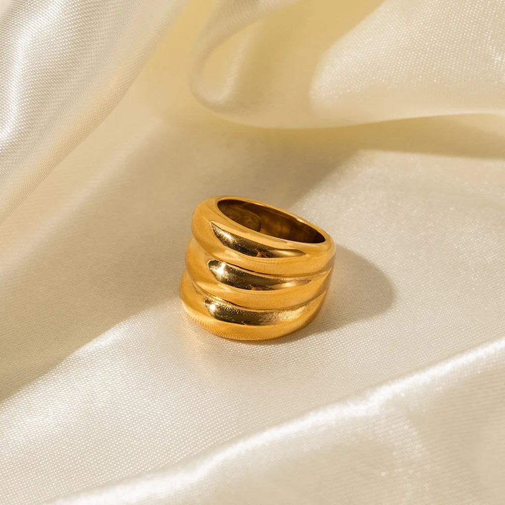 Anel fechado de três camadas em aço inoxidável dourado 18K, estilo INS europeu e americano. Joia elegante e resistente para o seu dia a dia. — foto 6