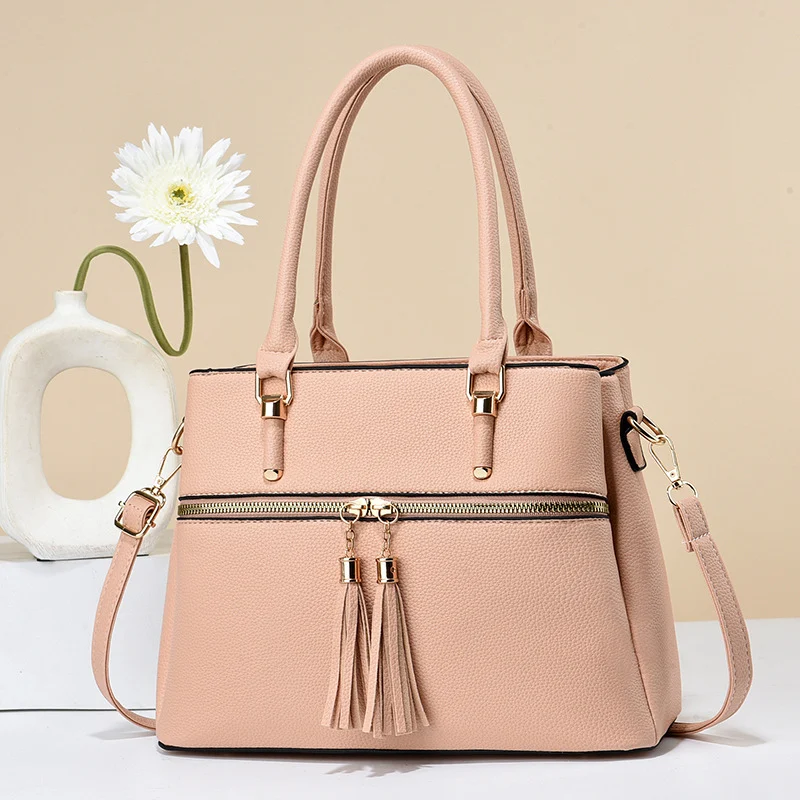 Bolsa de ombro de couro macio com borla, grande capacidade. Leve tudo com conforto e estilo. Perfeita para o dia a dia. — foto 5
