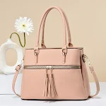 Bolsa de ombro de couro macio com borla, grande capacidade. Leve tudo com conforto e estilo. Perfeita para o dia a dia. — foto 5