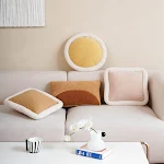 Almofada simples para sala de estar com laço central de veludo, ideal para um toque de conforto e sofisticação. — foto 5