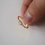 Anel aberto feminino em prata esterlina banhado a ouro 14K. Joia elegante, ideal para uso diário e presente especial. — foto 1