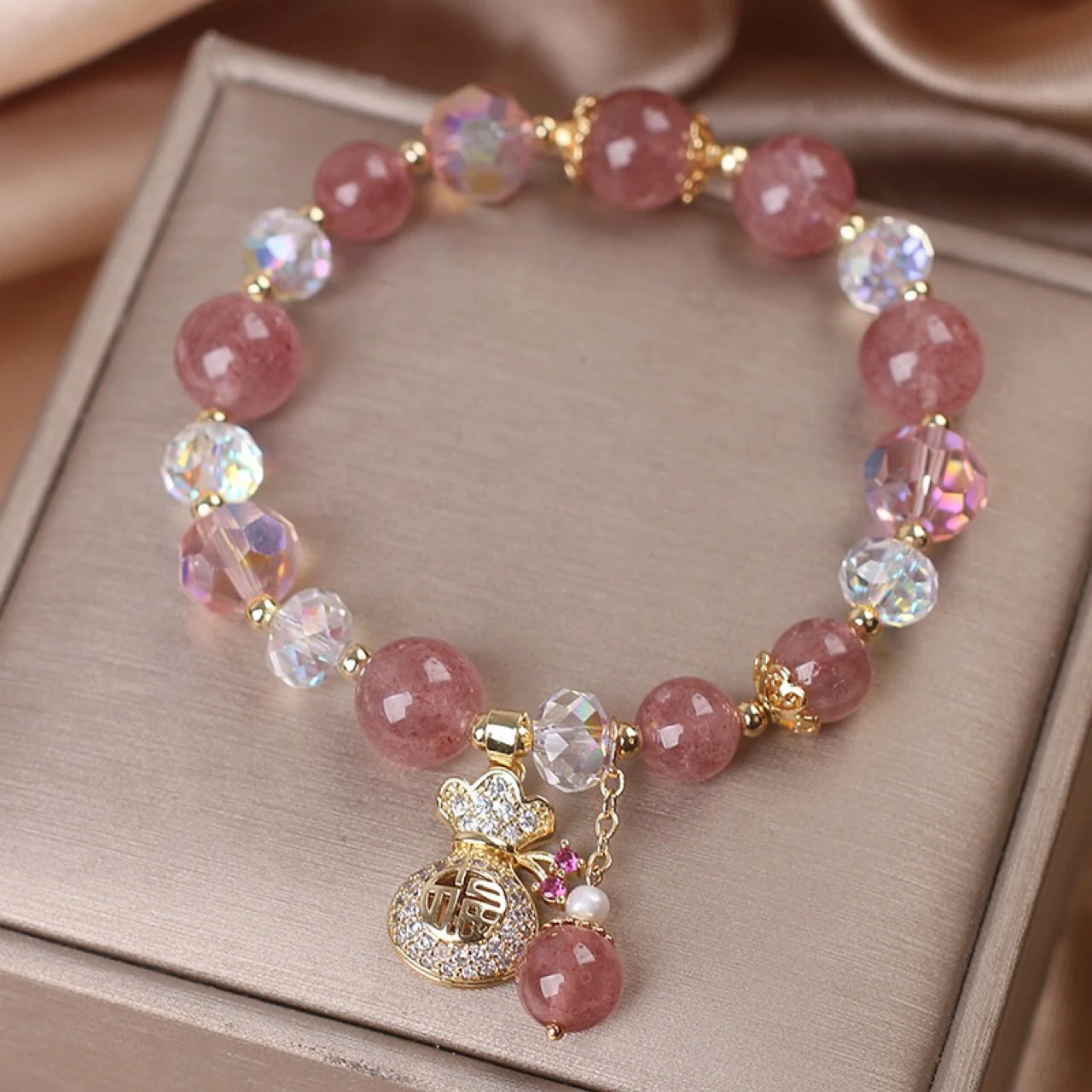 Bolsa de diamantes feminina e pulseira de quartzo morango natural. Elegância e beleza para complementar seu visual. — foto 9