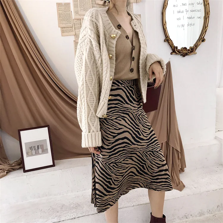 Slouchy Style Thickened Short Knitted Cardigan for women, offering warmth and comfort. Perfect for layering and creating — photo 6