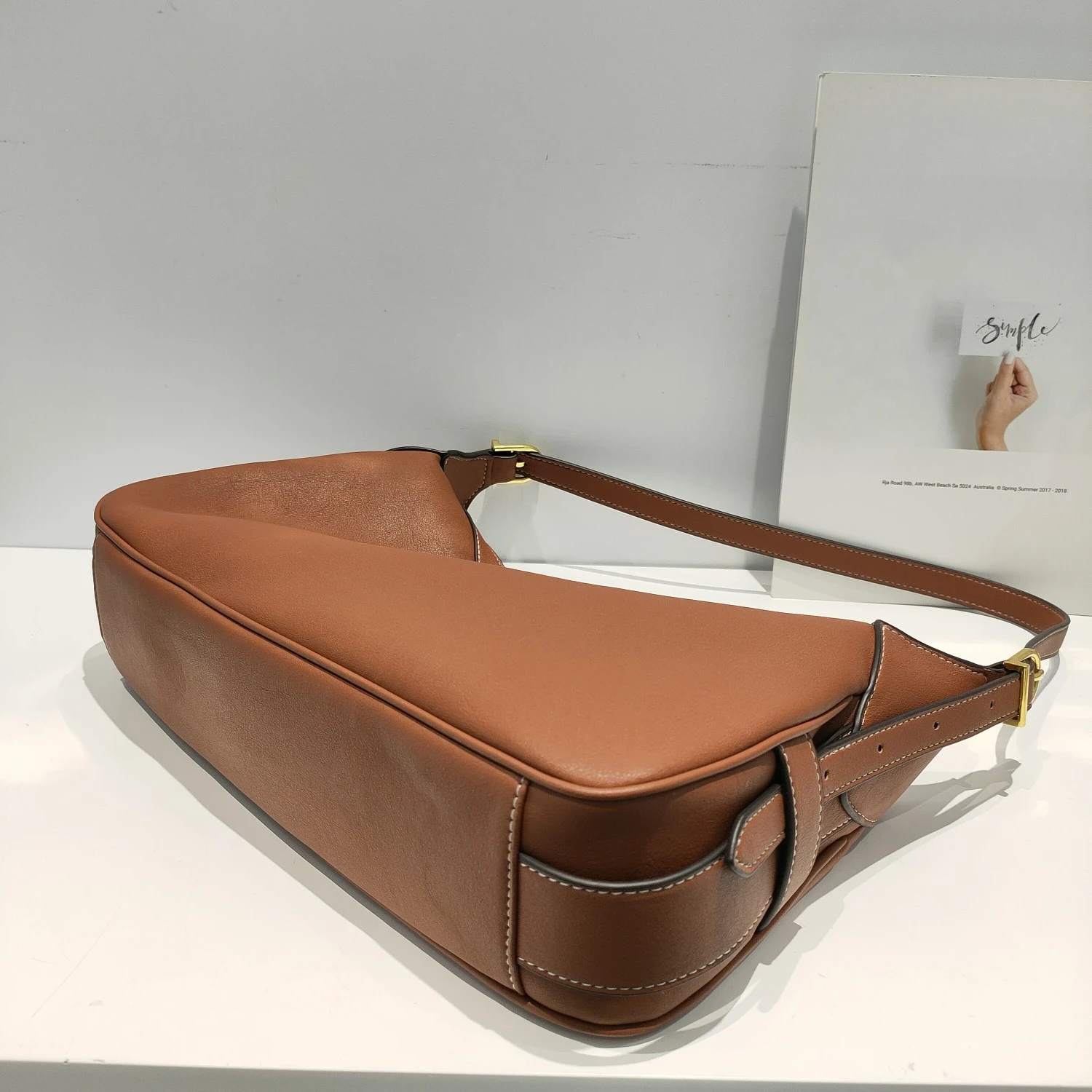 Bolsa de mão de couro com uma alça só, elegante e versátil para mulheres. Perfeita para diversas ocasiões, oferece conforto e estilo singular. — foto 4