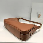 Bolsa de mão de couro com uma alça só, elegante e versátil para mulheres. Perfeita para diversas ocasiões, oferece conforto e estilo singular. — foto 4