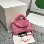 Bolsa Quadrada Pequena de Moda para Inverno Essencial Elegante Design Compacto Ideal para Levar o Necessário com Estilo nos Dias Frios — foto 4