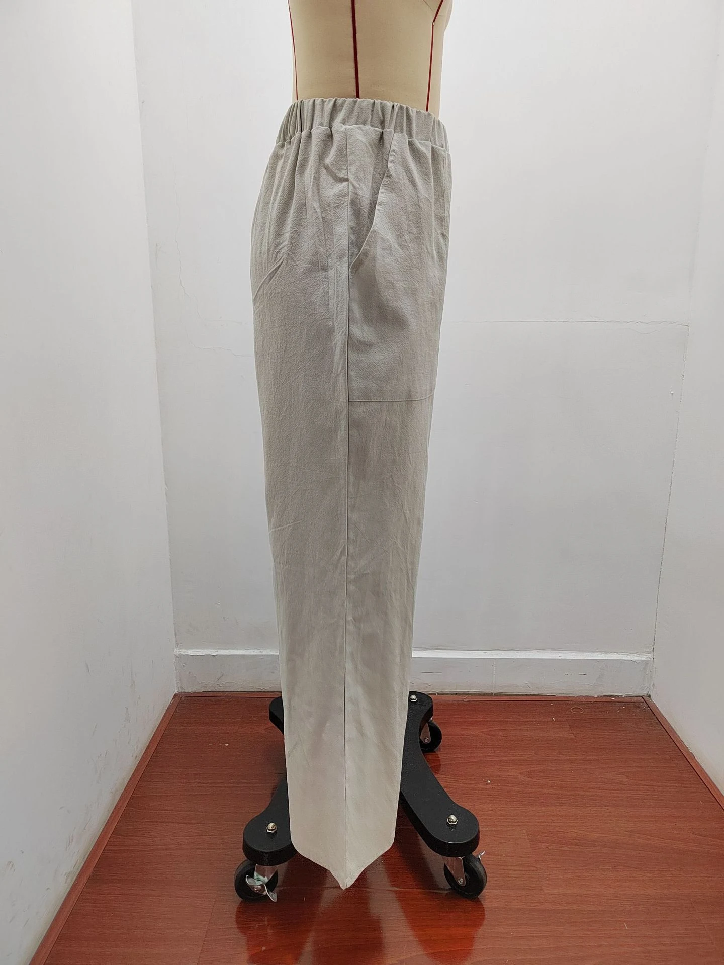 Pantaloni Casual Larghi a Gamba Larga, Vita Elastica, Tinta Unita, Drappeggio Fluido. Comfort e Stile per Ogni Occasione. — foto 22