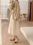 Vestido plissado de manga longa com cintura marcada, perfeito para um visual elegante e sofisticado. Destaque sua silhueta com estilo. — foto 3