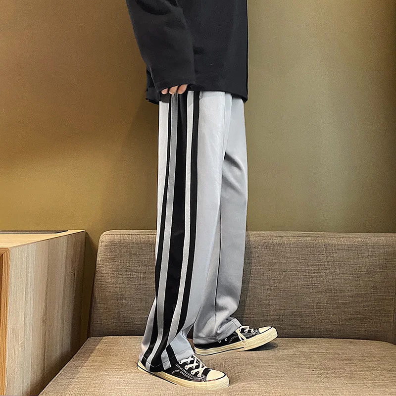 Lente gestreepte moppbroek heren rechte casual broek trend hip-hop. Comfortabele en stijlvolle broek voor een relaxte, trendy look. — foto 2