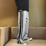 Lente gestreepte moppbroek heren rechte casual broek trend hip-hop. Comfortabele en stijlvolle broek voor een relaxte, trendy look. — foto 2