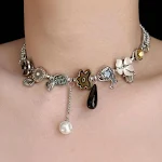Colar com pingente multi-elemento estiloso e moderno para mulheres, com corações. Adicione um toque de charme e feminilidade ao seu visual. — foto 4