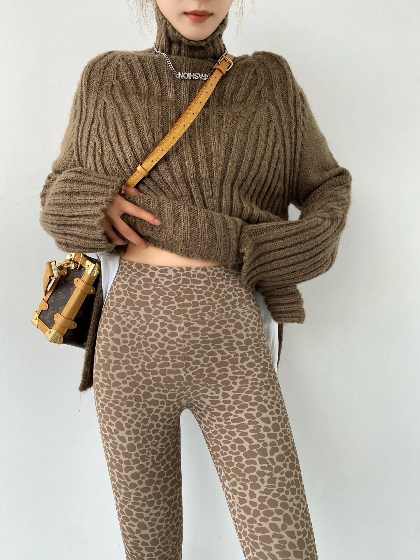 Neun-Punkt-Leopardenmuster Leggings aus Wildleder und Plüsch, für Komfort und Stil. Ideal für einen warmen, kuscheligen Look, den ganzen Tag. — foto 4