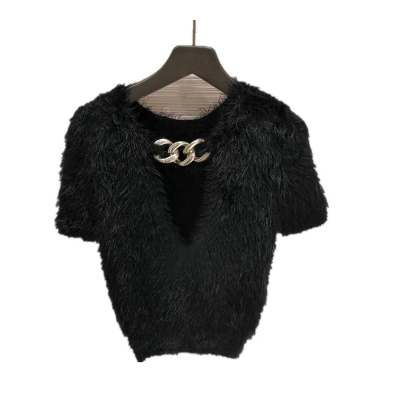 Title 3, Die Dress Lady trug einen Pullover mit kurzen Ä...