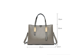 Bolsa de couro transversal de couro de vaca para meia-idade Elegância e praticidade para mulheres modernas. Ideal para uso diário, leve e sofisticada. — foto 3