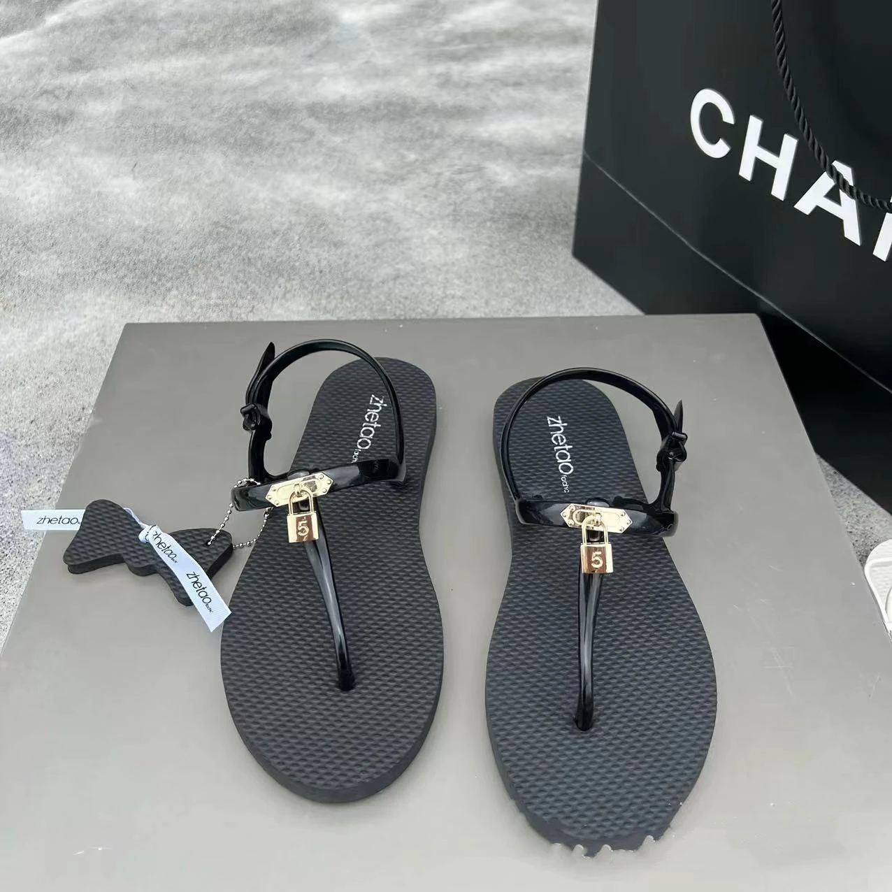 Vielseitige Freizeitsandalen mit flacher Sohle, fester Metallschnalle und rutschfester Laufsohle für Komfort und Stil. — foto 1