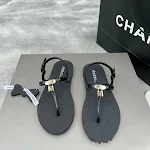 Vielseitige Freizeitsandalen mit flacher Sohle, fester Metallschnalle und rutschfester Laufsohle für Komfort und Stil. — foto 1