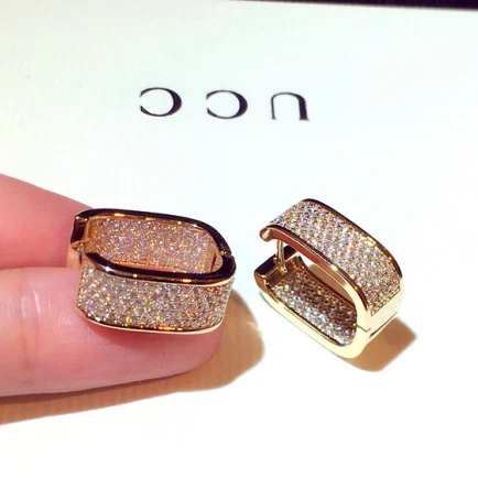 Super glanzende geometrische oorbellen voor dames. Geef je look een boost met deze oorbellen. Modern design, stralend en comfortabel. — foto 1