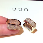 Super glanzende geometrische oorbellen voor dames. Geef je look een boost met deze oorbellen. Modern design, stralend en comfortabel. — foto 1