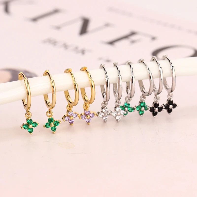 Brincos geométricos de flor com strass multicoloridos. Adicione brilho e estilo a qualquer look com esses brincos deslumbrantes. — foto 13