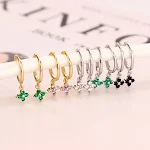 Brincos geométricos de flor com strass multicoloridos. Adicione brilho e estilo a qualquer look com esses brincos deslumbrantes. — foto 13