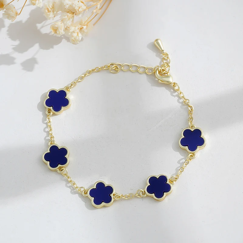 Pulseira de flores de cinco pétalas folheada a ouro real para mulheres. Charme floral, brilho dourado, presente ideal, elegância atemporal. — foto 12