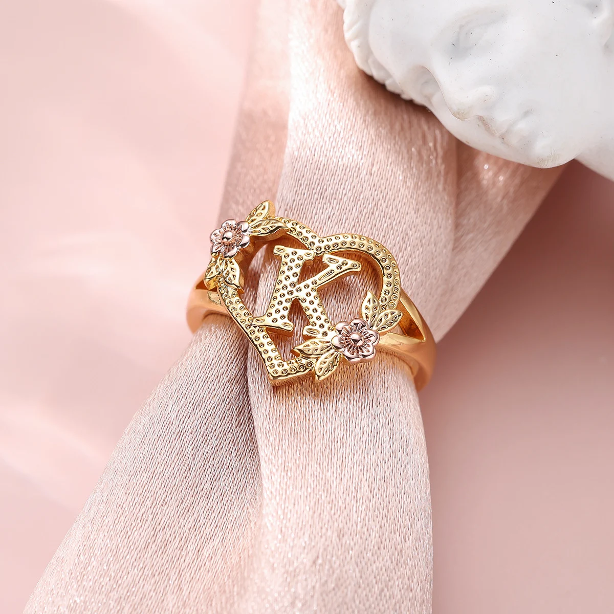 Anel Aberto Doce com 26 Letras, Design Criativo Rosa Dois Tons. Um Presente Ideal e Delicado para Ela. Jóias finas para uso diário. — foto 10